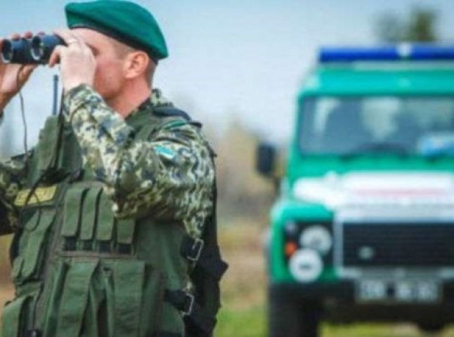 Двох чоловіків, які хотіли потрапити до ЄС, затримали біля кордону