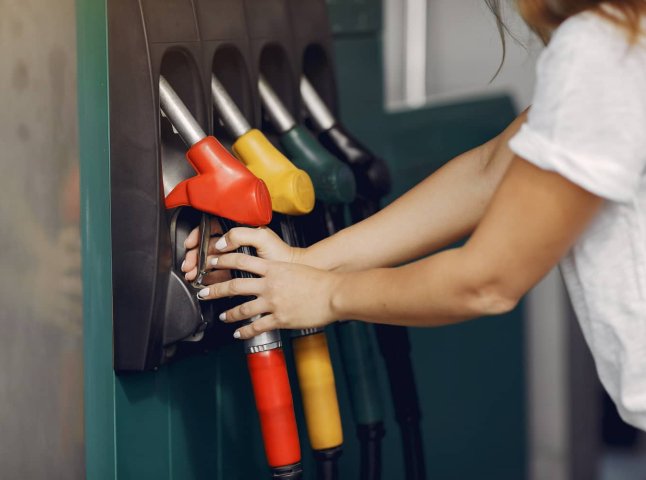 Знижка 6 гривень на літрі бензину та 3 гривні – на дизелі: де заправити автомобіль дешевше