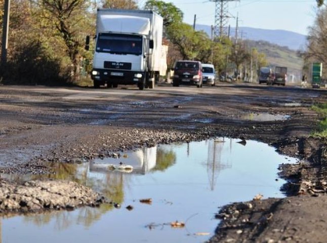 Депутати облради дали вказівку автодору відремонтувати проблемні об’їздні вулиці у Мукачеві