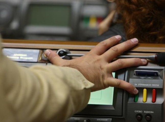 У Закарпатській облраді зламалась система "Рада", депутати голосуватимуть руками