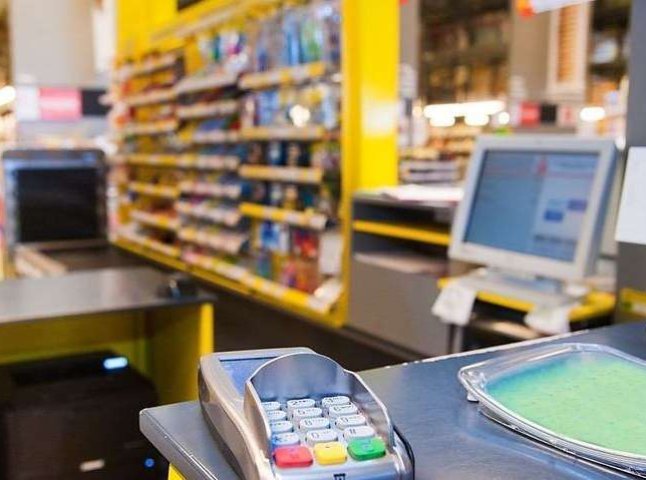 Українцям хочуть дозволити знімати готівку в касах торгівельних підприємств