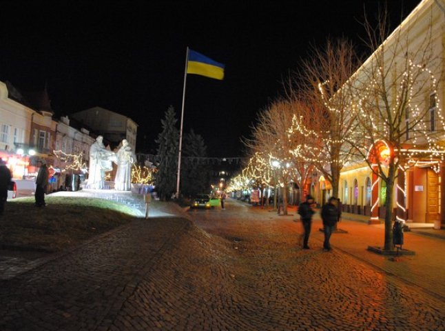 Мукачево готове до зустрічі Нового року: є все, окрім снігу (ФОТОРЕПОРТАЖ)