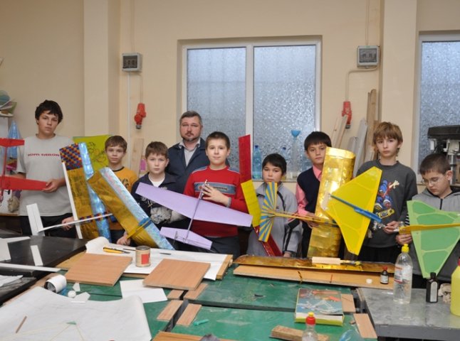 Дітки із авіамодельного гуртка Ужгорода будують безпілотник для військових у зону АТО