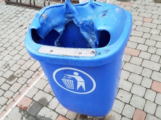 Через курців в Ужгороді потерпають пластикові сміттєві баки