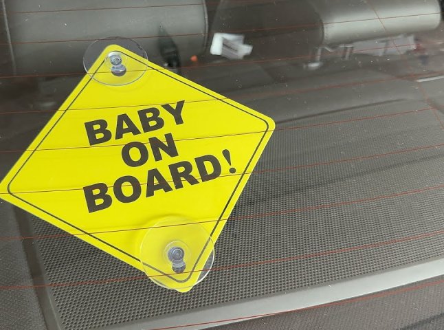 Що означає наклейка «Baby on board» і чи справді вона захищає Що означає наклейка «Baby on board» і чи справді вона захищає