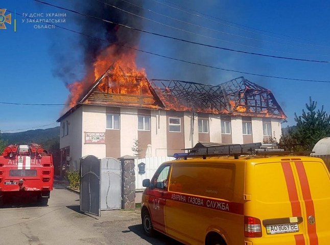 На Закарпатті горить будинок готельного типу: пожежники врятували чоловіка