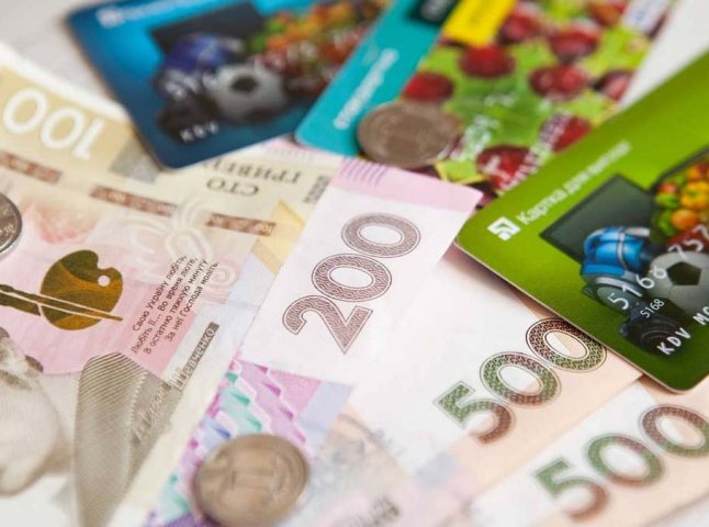 Українцям дали поради, як убезпечити свою платіжну картку від шахраїв