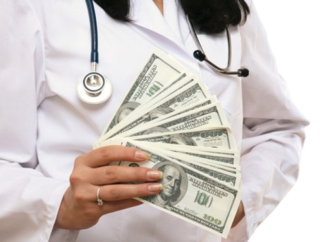 Головлікар заохотив співробітників на півмільйона гривень, але до лікарів, медсестер і санітарок гроші не дійшли