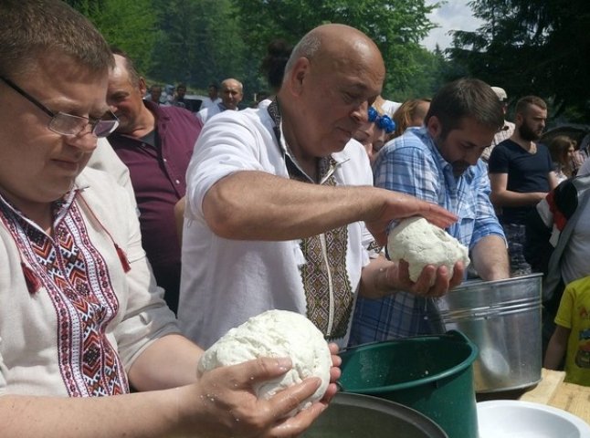 Організатори свята проводів вівчарів з отарами на полонину підкололи Геннадія Москаля
