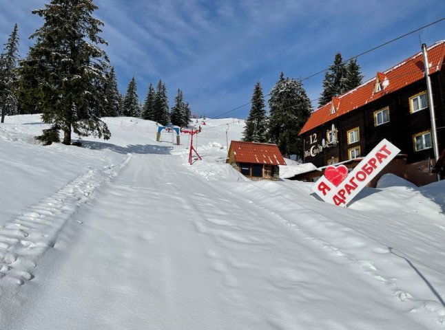 Напередодні Вербної неділі гірськолижний курорт Драгобрат замело снігом