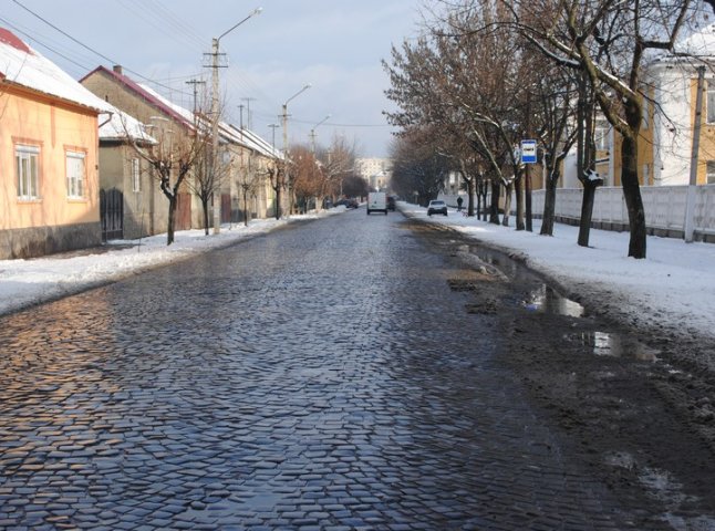Мукачівські комунальники так і залишили частину вулиць міста неприбраними від снігу (ФОТО)