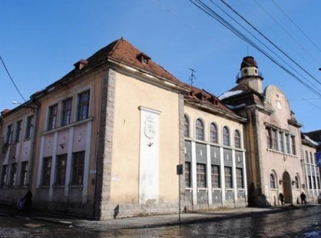 Відставання від графіку реконструкції Палацу культури у Мукачеві складає вже 7 місяців