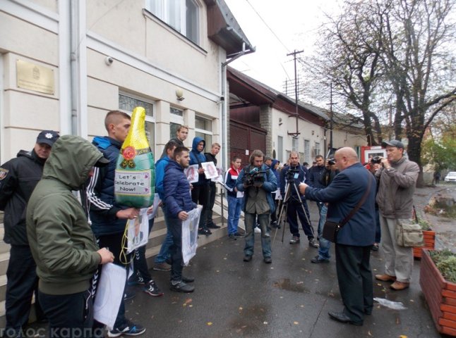 Біля консульства Угорщини в Берегові влаштували мітинг