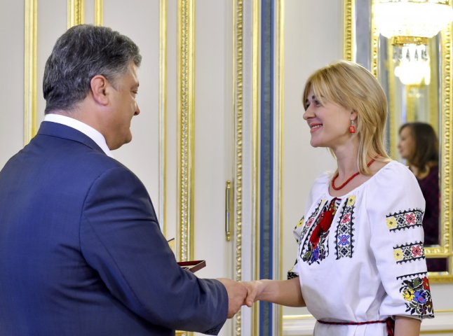 Вчителька англійської мови однієї зі шкіл Закарпаття отримала з рук Президента України відзнаку