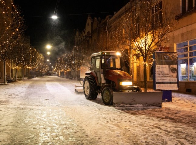 Працює 6 комплексних дорожніх машин: як Ужгород розчищають від снігу