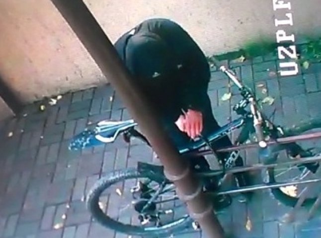 Поліцейські Ужгорода знайшли особу, яка біля візового центру вкрала велосипед