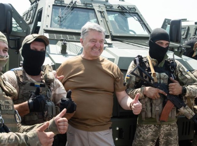Техніка для десятка бригад: стало відомо, що Порошенко привіз на фронт і що ще привезе