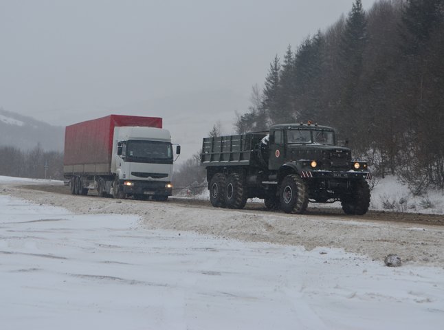 Через сильний сніг закарпатські рятувальники буксирували автомобілі