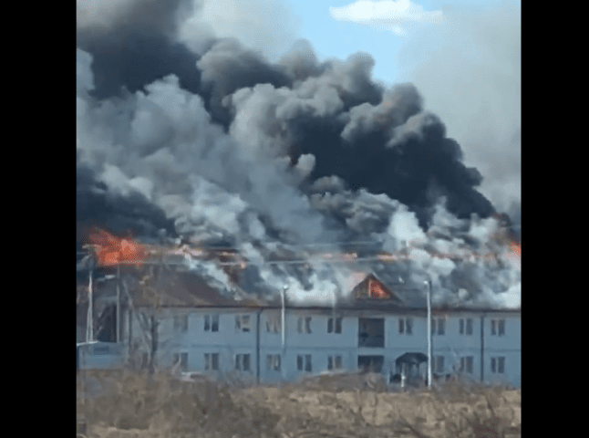 У закарпатському селі спалахнула масштабна пожежа