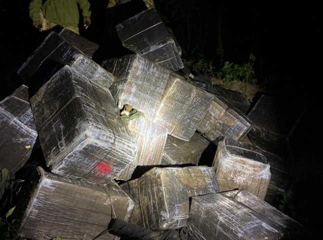 Контрабандисти покинули поблизу кордону 43 ящики сигарет