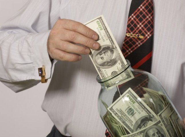 Колишні працівники підприємця вкрали гроші зі скляної банки екс-роботодавця