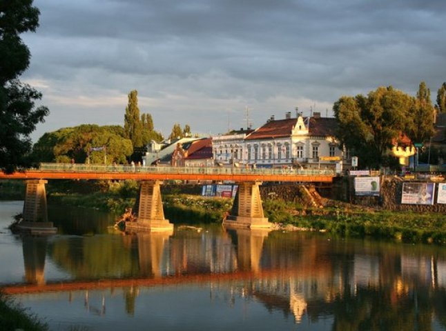 Громадськість міста вимагає припинити руйнування та спотворення історичної частини Ужгорода