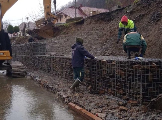 На Закарпатті відновлюють дорогу, яка була зруйнована паводком