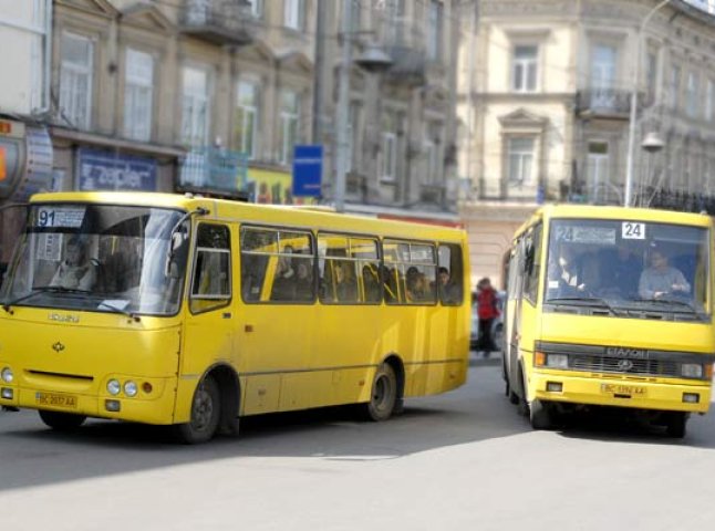 Копійкова метушня: ужгородці не можуть змиритися з новою ціною маршрутних перевезень (ВІДЕО)