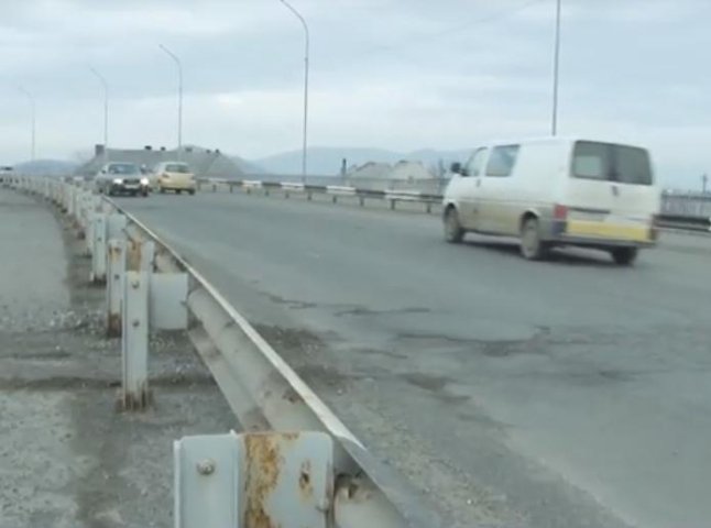 Екстрим на дорогах: на мостах Мукачева небезпечні ями