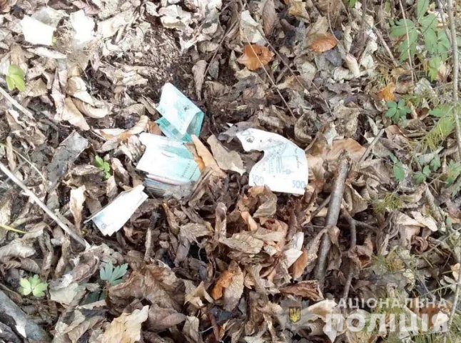 Підлітки пограбували магазин, а крадені гроші закопали в лісі