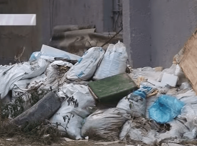 Купу сміття у центрі Ужгорода не можуть прибрати вже другий рік