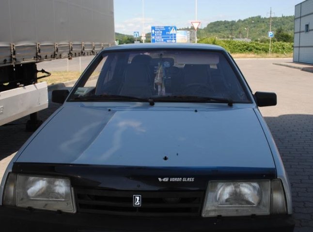 Під час перестрілки у Мукачеві кулі влучили у автосалон "Skoda", АЗС та автомобілі, які проїжджали трасою