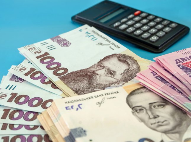 На картку 15 лютого нарахують виплати: кому у неділю надійде мінімум 2000 гривень