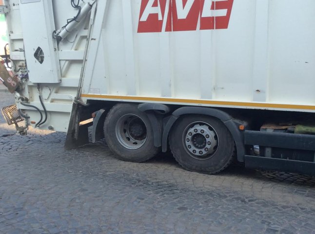 Зламаний сміттєвоз "AVE" сильно уповільнив рух на одному із перехресть Мукачева (ФОТО)