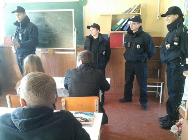 Два екіпажі поліцейських відвідали Мукачівську спеціальну загальноосвітню школу-інтернат І-ІІ ступенів