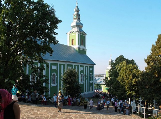 На урочисту літургію у Свято-Миколаївський жіночий монастир завітала сила-силенна вірників
