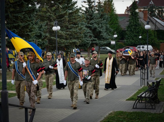 Залишились дружина та дві доньки: в області поховали захисника, життя якого обірвалось