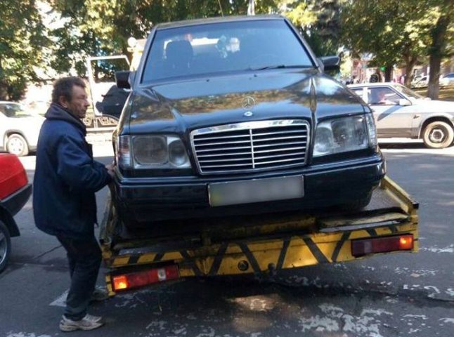 В Ужгороді чергові автівки евакуювали патрульні за порушення правил дорожнього руху