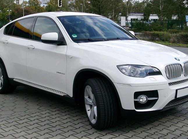 Резонансне пограбування в Ужгороді: троє невідомих відібрали від дівчини елітний BMW X6