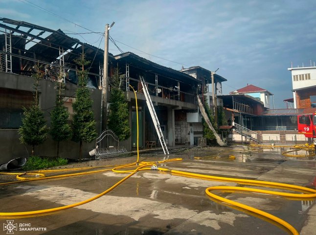 Масштабна пожежа на Закарпатті: горіла база відпочинку Масштабна пожежа на Закарпатті: горіла база відпочинку