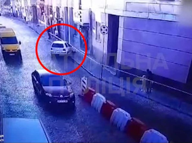 У Мукачеві зняли на відео, як п’яний водій скоїв ДТП