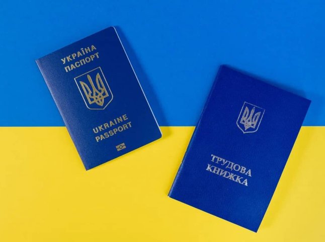 Кому не потрібно оцифровувати трудову книжку, а хто має зробити це обов’язково