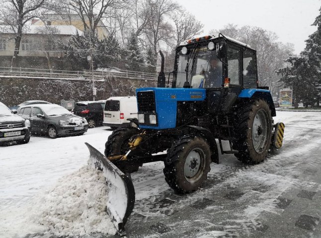 В Ужгороді зранку працює снігоприбиральна техніка