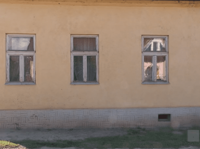 Журналісти показали обстріляний будинок та автомобіль закарпатського прикордонника