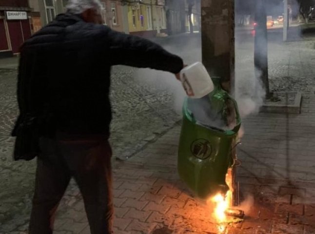 У Мукачеві за тиждень невідомі спалили та понівечили 9 сміттєвих урн
