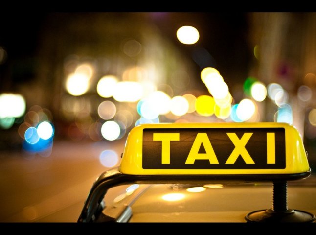 У Мукачеві пасажир з ножицями накинувся на водія таксі