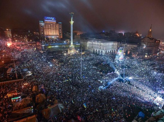 Півмільйона українців зустрічали Новий рік на Майдані Незалежності, співаючи державний гімн (ВІДЕО)