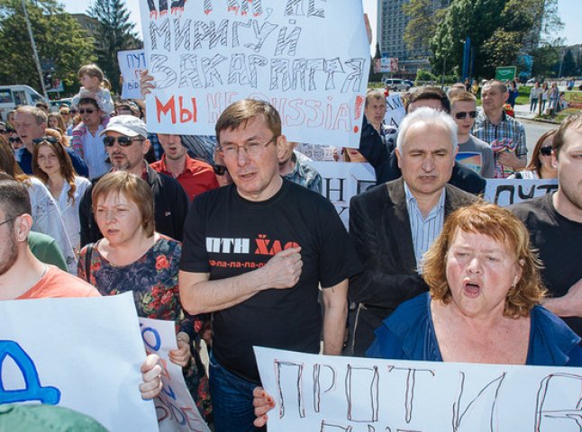 "Путін, не миригуй Закарпаття", – під таким гаслом в Ужгороді пройшов антипутінський мітинг (ВІДЕО)