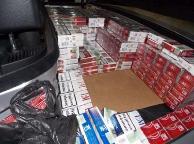У мікроавтобусі українця прикордонники знайшли понад 3000 пачок контрабандних цигарок