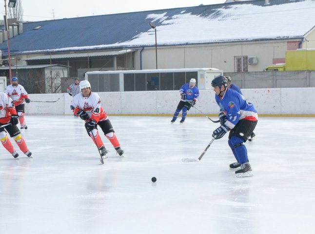В Ужгороді відбулись чергові матчі чемпіонату Закарпаття з хокею